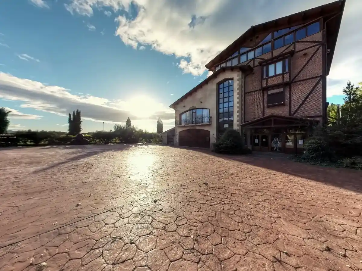 Fotografía 360 de la plaza central de Villa Lucía, mostrando la capacidad para grandes celebraciones.